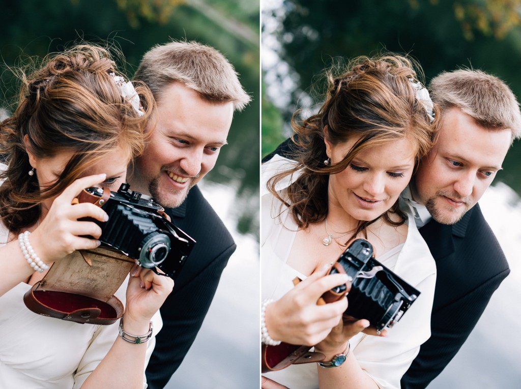Brautpaar mit Vintage Kamera, Hochzeitsportraits