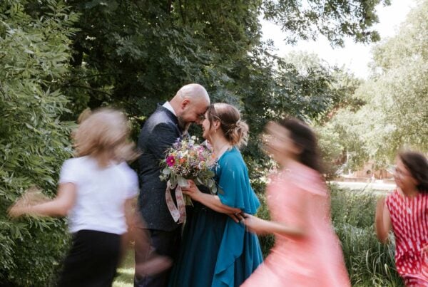 nach der hochzeit in fallersleben laufen kinder um das hochzeitspaar herum und sind unscharf zu erkennen