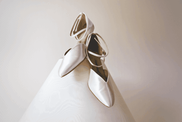 Weiße Brautschuhe auf hellem Hintergrund