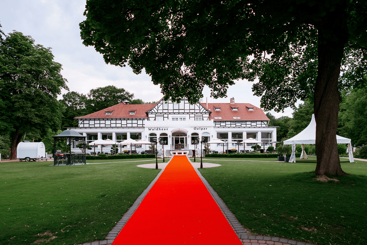 Waldhaus Ölper mit rotem Teppichweg