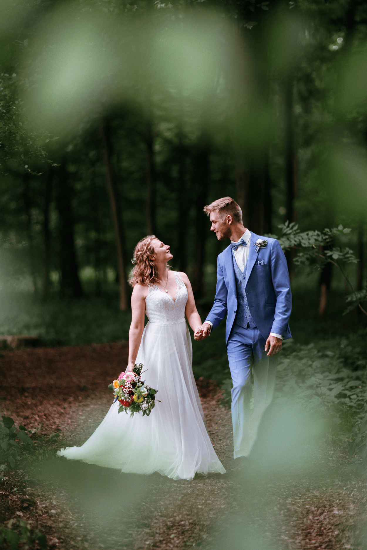 Brautpaar im Wald, Hand in Hand, am Waldhaus Ölper.