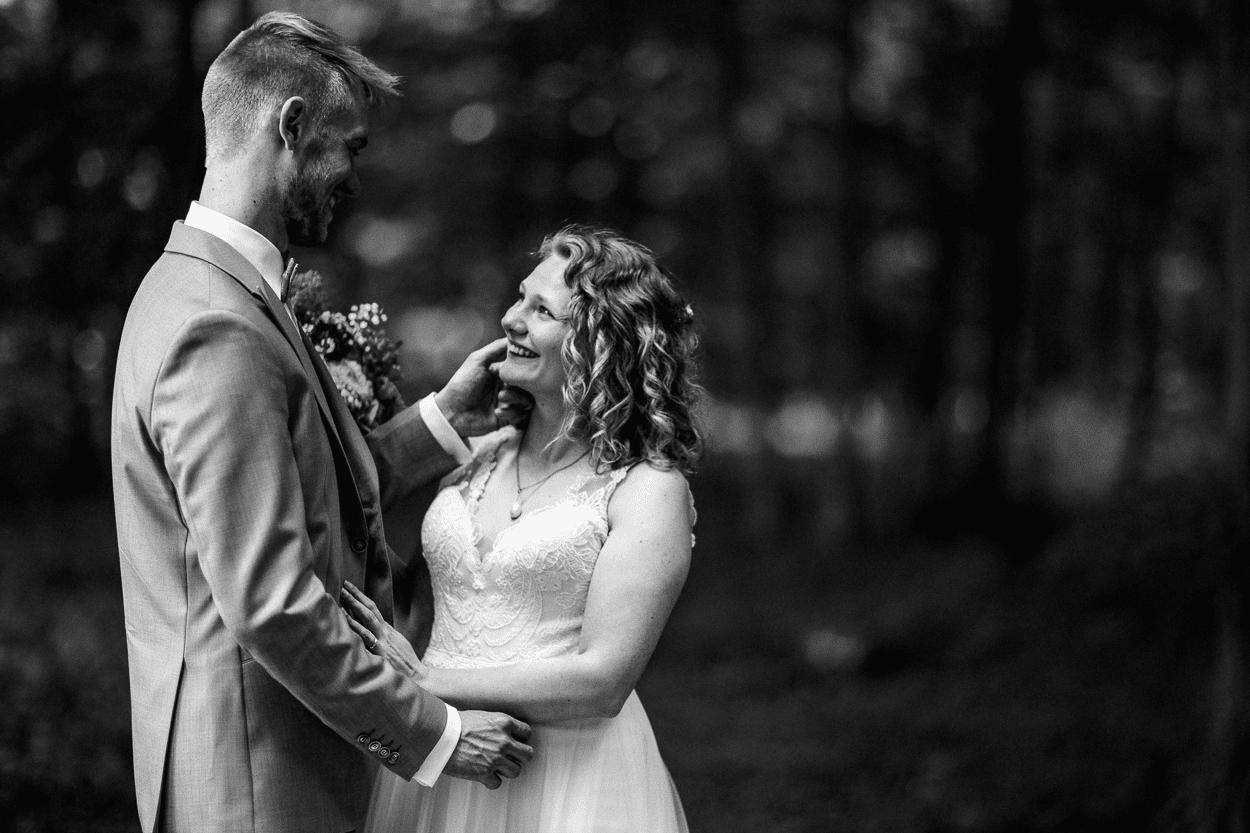 Lächelndes Brautpaar im Wald