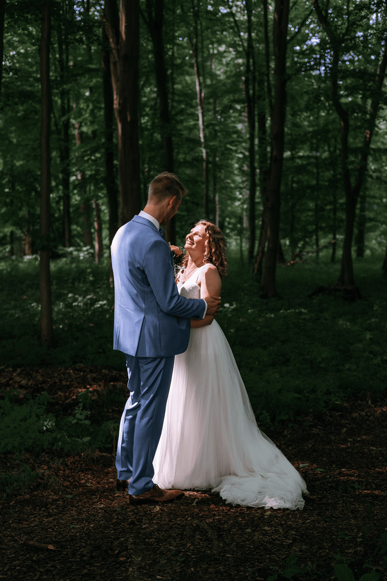 Paar im Wald in schönstem Sonnenlicht