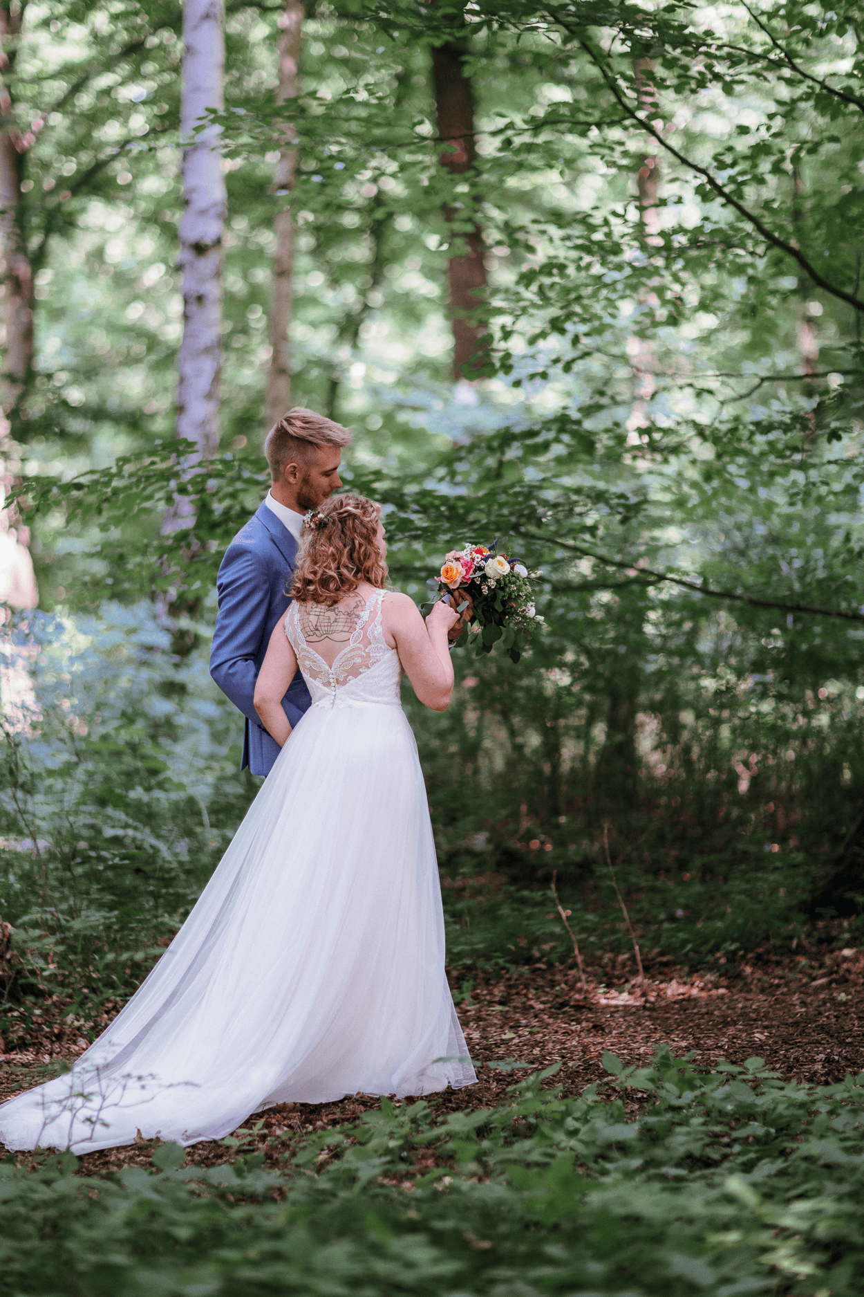 Brautpaar im Wald, Hochzeit, romantischer Moment