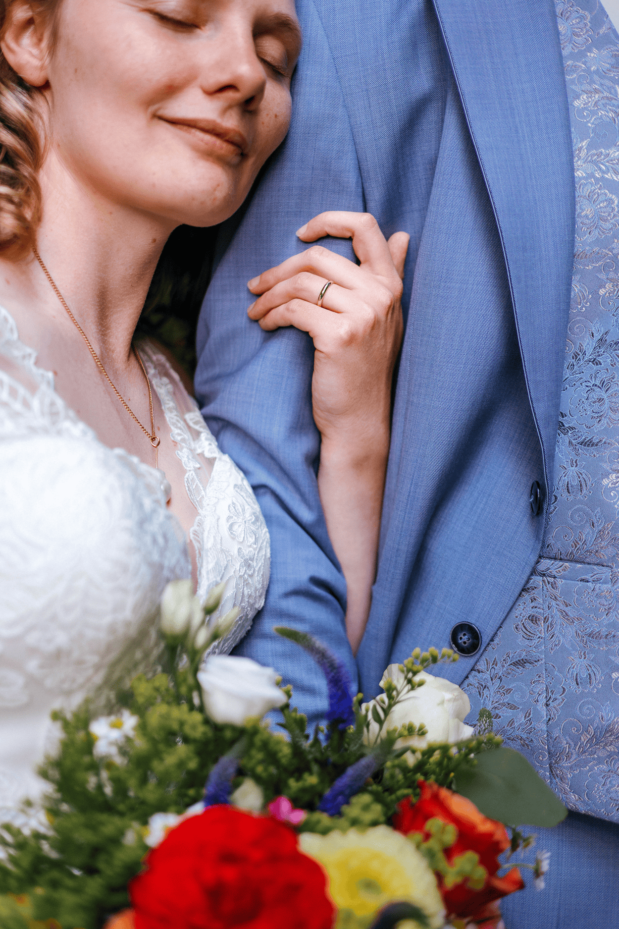 Brautpaar mit Blumenstrauß, Nahaufnahme der Braut.