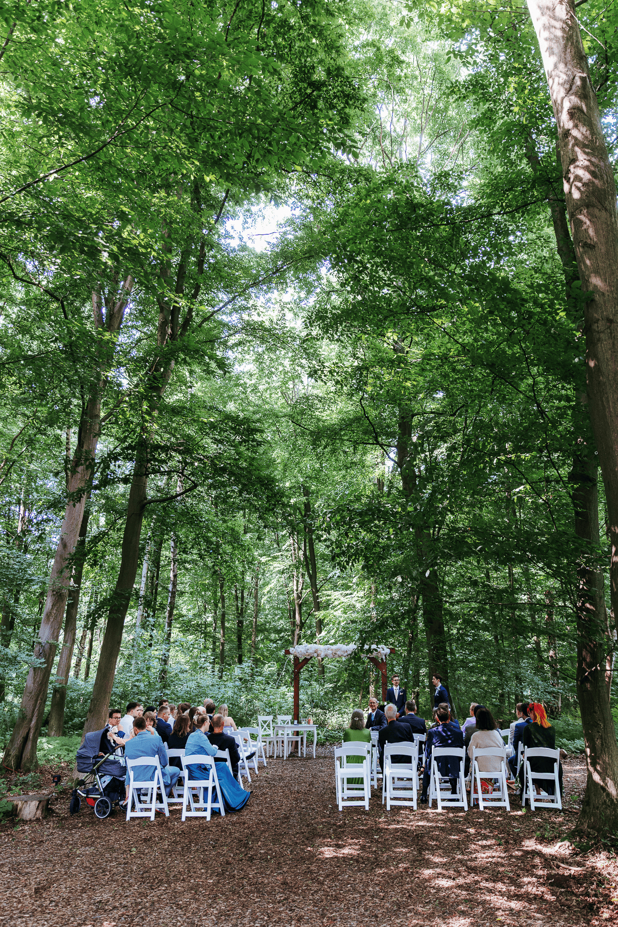 Waldhochzeit mit Gästen und Zeremonie im Freien