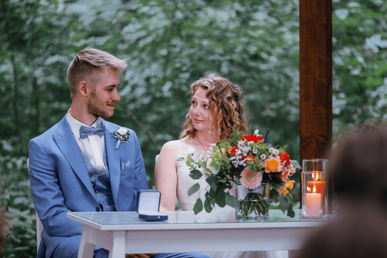 Paar bei Zeremonie mit Blumenstrauß