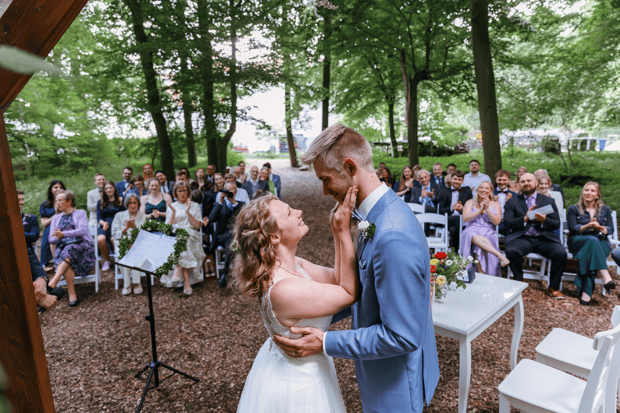 Hochzeitspaar im Wald mit Gästen