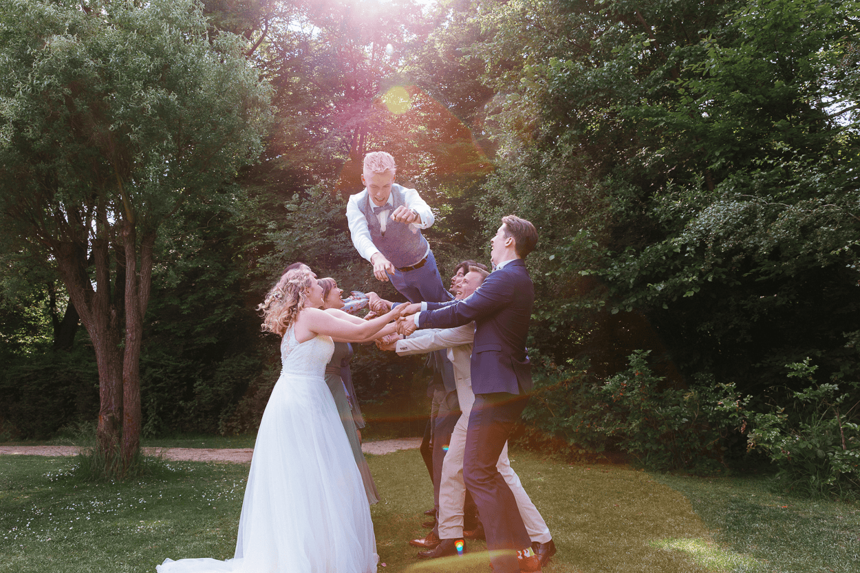 Hochzeitsgesellschaft wirft Bräutigam in die Luft.