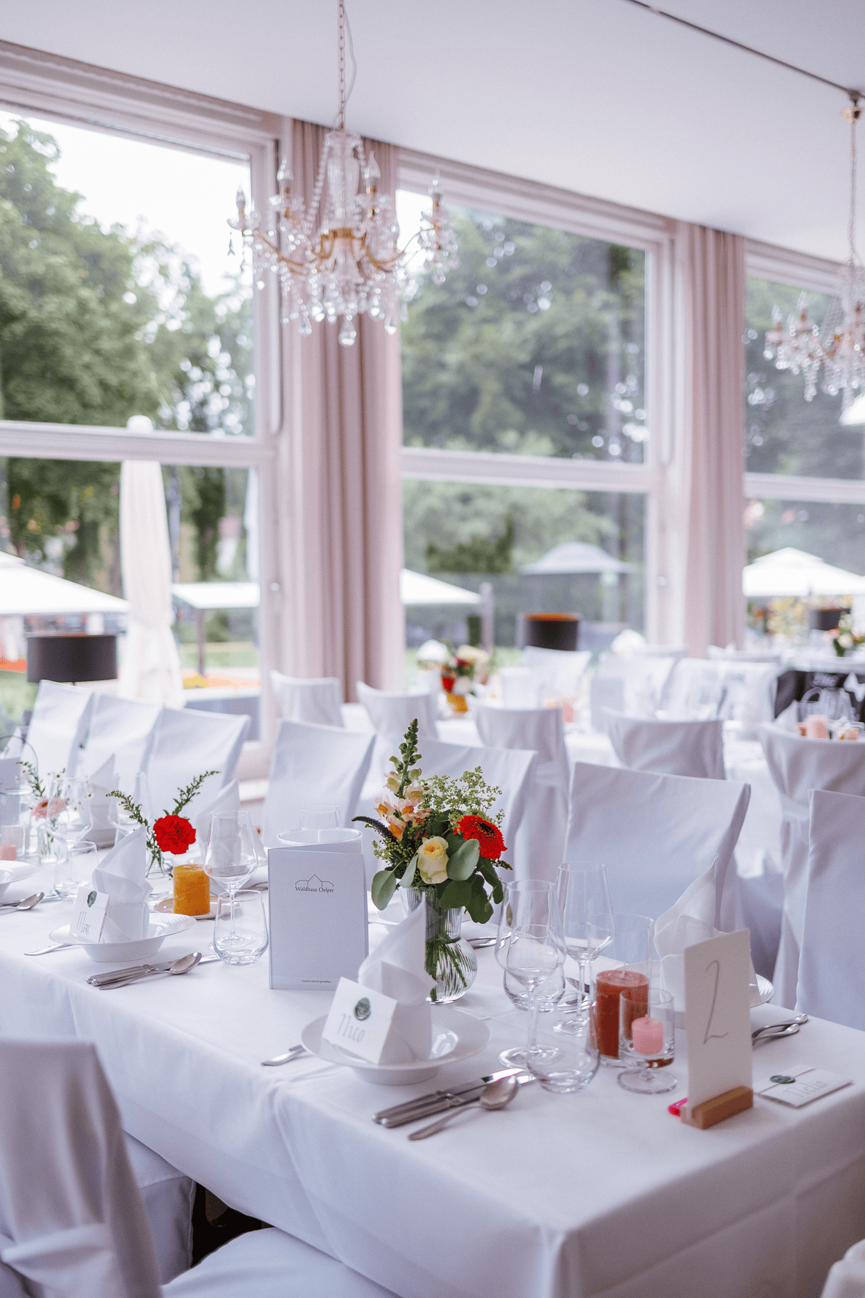 Elegant gedeckter Tisch im Hochzeitssaal.