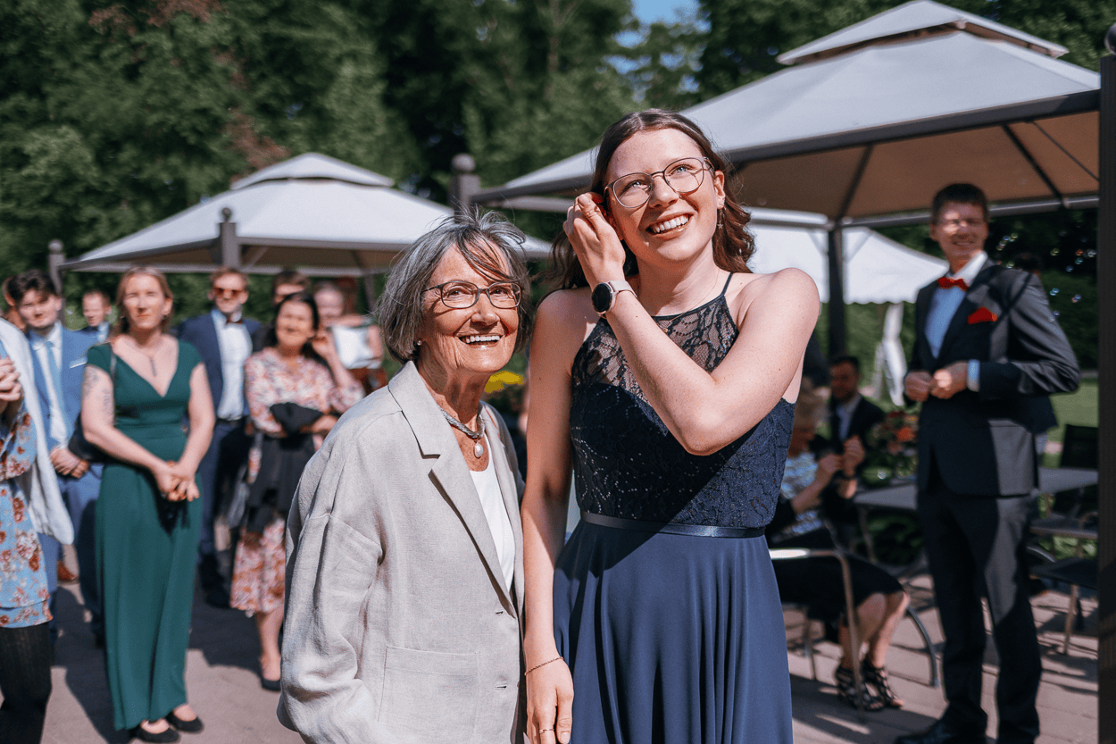 Lachende Menschen bei einer Gartenveranstaltung