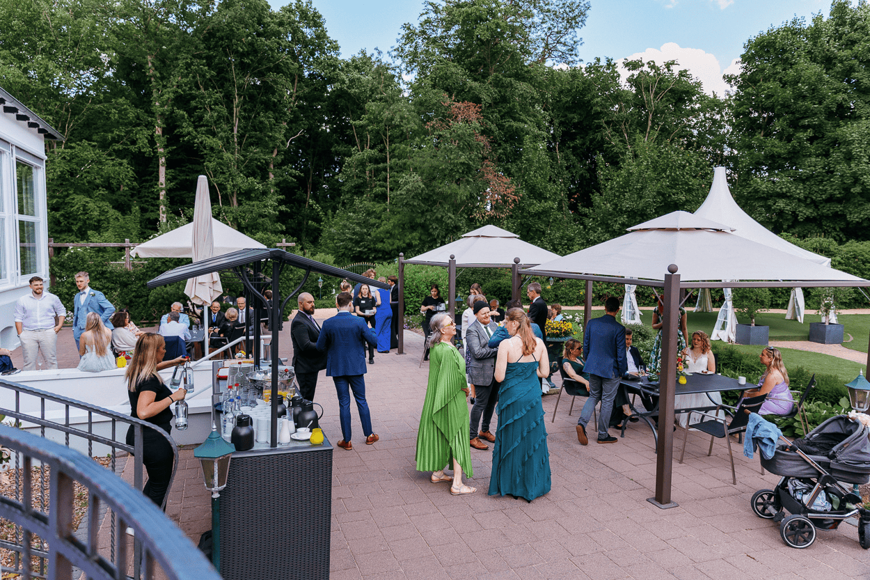 Menschen bei Hochzeitsparty auf der Terrasse des Waldhaus Ölper