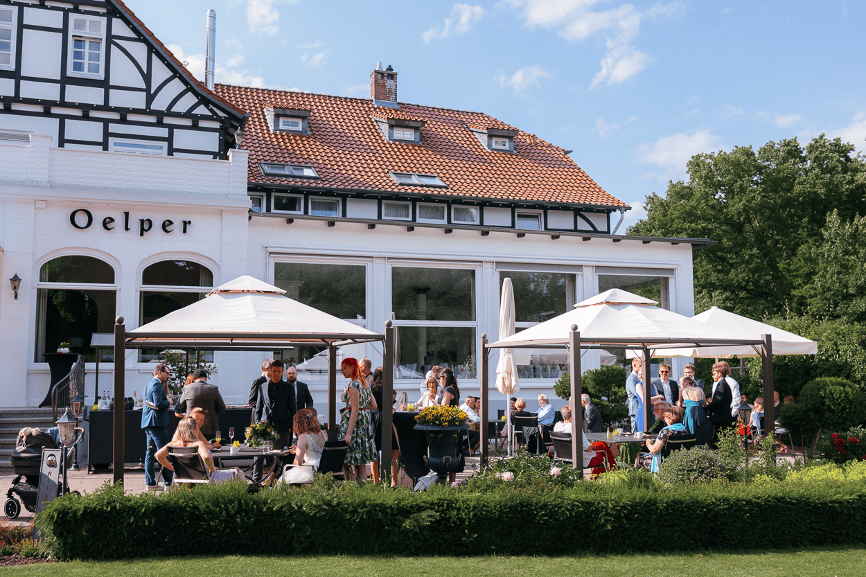 Gartenfeier vor einem Waldhaus Ölper mit Gästen.